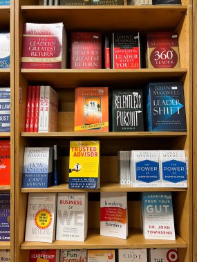 Kitapçıda kişisel gelişim kitapları olan raflar. Yüksek kalite fotoğraf
