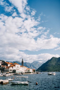 Keşif tekneleri Perast tatil köyüne bakan rıhtıma demirlemiş durumda. Karadağ. Yüksek kalite fotoğraf