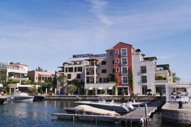 Kıyıya demirlemiş renkli otelleri, restoranları ve yatları olan Porto tatil köyü. Karadağ. Yüksek kalite fotoğraf