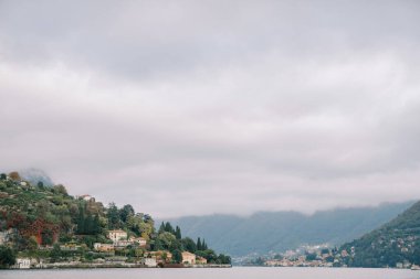 Como Gölü yakınlarındaki ağaçlık yamaçlarda renkli villalar. İtalya. Yüksek kalite fotoğraf