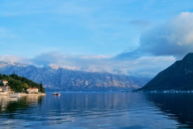 Akşamları sisli havada, Perast kıyısında dağların arka planına karşı tekneler. Karadağ. Yüksek kalite fotoğraf