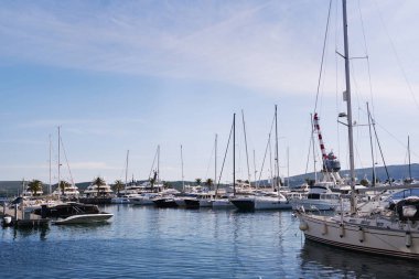 Açık bir gökyüzünün arka planına karşı iskeleye demirlemiş yelkenli yatları. Yüksek kalite fotoğraf