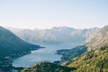 Kotor Körfezi yüksek bir dağ silsilesiyle çevrilidir. Karadağ. Drone. Yüksek kalite fotoğraf