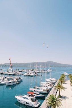 Lüks marinanın rıhtımlarında yatlar demirli. Yüksek kalite fotoğraf
