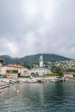 Como Gölü kıyısındaki antik villaların arasında bir kilisenin çan kulesi. İtalya. Yüksek kalite fotoğraf