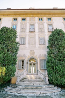 Antik Villa Canton 'ın kemerli girişine doğru adımlar atıyor. Bergamo, İtalya. Yüksek kalite fotoğraf