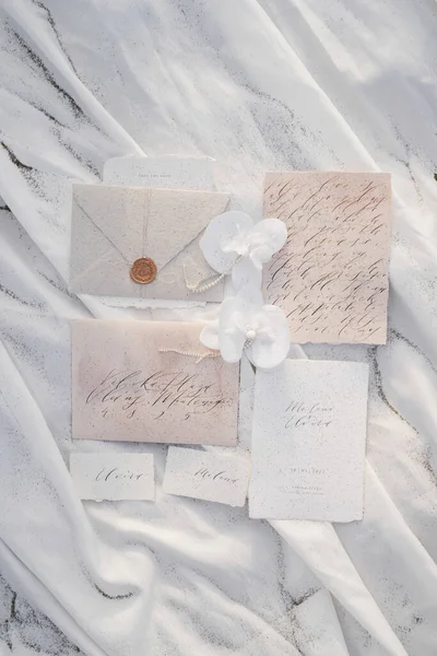 Svatební Pozvánky Jmenovkami Leží Vedle Obálek Květin Bílém Plátně Kvalitní — Stock fotografie