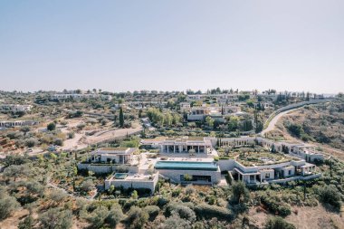 Yeşil ağaçların arasında yüzme havuzları olan Amanzoe Otel kompleksi. Peloponnese, Yunanistan. Drone. Yüksek kalite fotoğraf