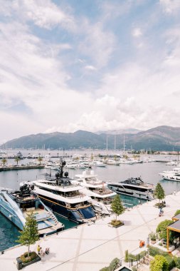 Kıyıya yakın bir sırada demirlemiş üç güverteli motorlu yatlar. Yüksek kalite fotoğraf