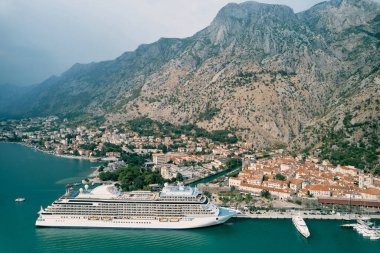 Kotor açıklarında arka planda dağlarla birlikte bir yolcu gemisi duruyor. Karadağ. Drone. Yüksek kalite fotoğraf