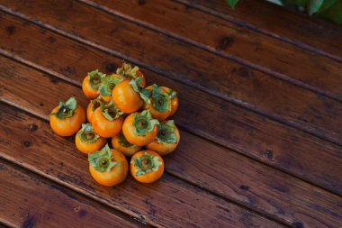 Hurma ayini ahşap bir masada yatar. Üst Manzara. Yüksek kalite fotoğraf