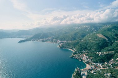 Yeşil orman dağlarının eteğindeki körfezdeki tatil köyleri. Drone. Yüksek kalite fotoğraf