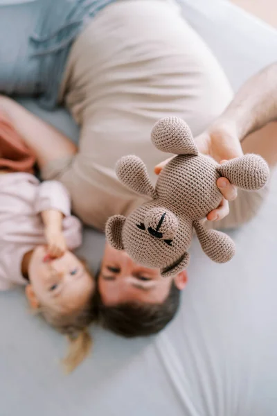 Teddy Beruang Tangan Seorang Ayah Berbaring Tempat Tidur Dengan Seorang — Stok Foto