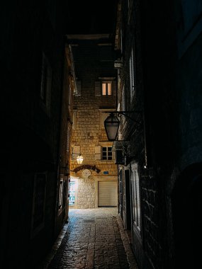 Geceleri fenerlerle aydınlatılmış taş binaları olan antik bir kasabanın dar sokakları. Yüksek kalite fotoğraf