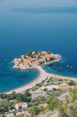 Sveti Stefan adasının göbeğindeki sahil. Karadağ. Üst Manzara. Yüksek kalite fotoğraf