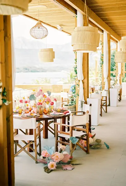 Meja Pesta Bundar Dengan Karangan Bunga Teras Hotel Dengan Chandeliers — Stok Foto