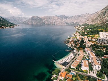 Huma Kotor Bay Oteli ve deniz kıyısındaki Villas. Dobrota, Karadağ. Drone. Yüksek kalite fotoğraf