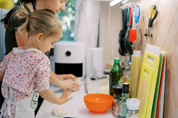 Gadis Kecil Membantu Ibunya Mengaduk Adonan Pizza Meja Dapur Foto — Stok Foto