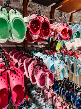 Çok renkli çocuklar süpermarkette raflarda asılı lastik parmak arası terlikler. Yüksek kalite fotoğraf