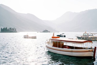 Kotor Körfezi 'nin arka planında demirli tekne ve motorlu tekneler var. Perast, Karadağ. Yüksek kalite fotoğraf