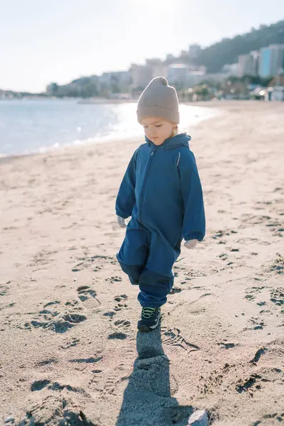 Gadis Kecil Berjalan Sepanjang Pantai Berpasir Melihat Kakinya Foto Berkualitas — Stok Foto