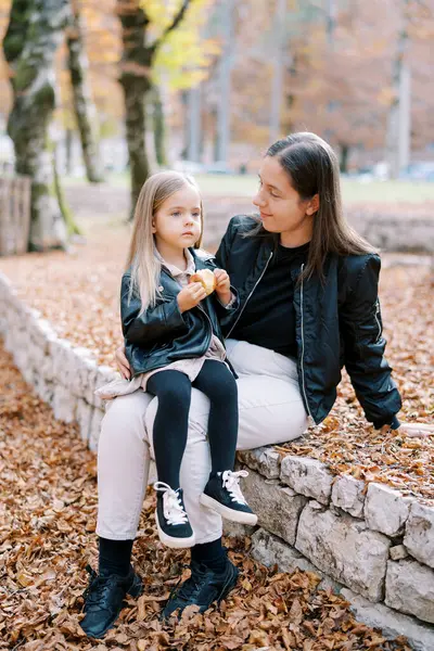 Ibu Melihat Seorang Gadis Kecil Dengan Apel Tangannya Duduk Pangkuannya — Stok Foto