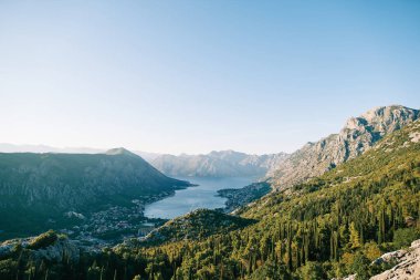 Lovcen Dağı 'ndan Kotor Körfezi' ne kadar bir dağ sırası ile çevrili. Karadağ. Yüksek kalite fotoğraf