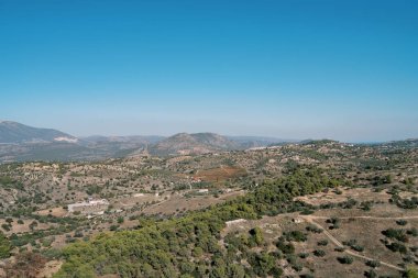 Denizin üstündeki dağlarda yeşil zeytinlikler. Yunanistan. Drone. Yüksek kalite fotoğraf