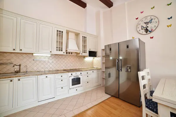 Dapur Beige Luas Dengan Lemari Putih Kulkas Pintu Ganda Meja — Stok Foto