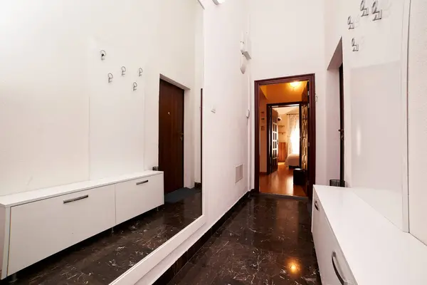 Koridor Putih Dengan Lemari Kait Mantel Dan Cermin Besar Dinding — Stok Foto