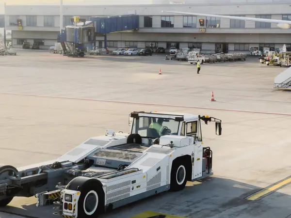 Havaalanı traktörü havaalanı terminaline yanaşıyor. Yüksek kalite fotoğraf