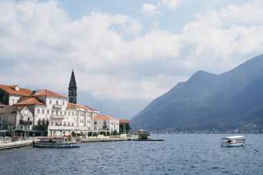 Sürat tekneleri Perast sahiline demirlemiş. Karadağ. Yüksek kalite fotoğraf