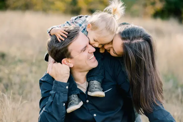 Ibu Dengan Seorang Gadis Kecil Bahu Ayah Menciumnya Berpelukan Dari — Stok Foto