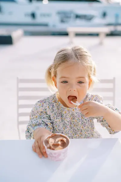 Klein Meisje Eet Chocolade Ijs Met Een Lepel Uit Een — Stockfoto