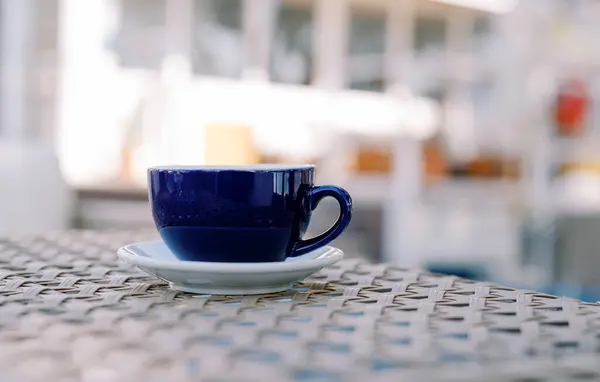 Latte Dalam Cangkir Piring Berdiri Atas Meja Wicker Kafe Luar — Stok Foto