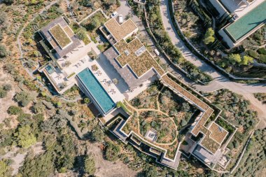 Uzun teraslı ve havuzlu bir otel. Amanzoe, Mora, Yunanistan. Üst Manzara. Yüksek kalite fotoğraf