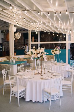 Bir buket çiçek bir şenlik masasında duruyor. Yüksek kalite fotoğraf