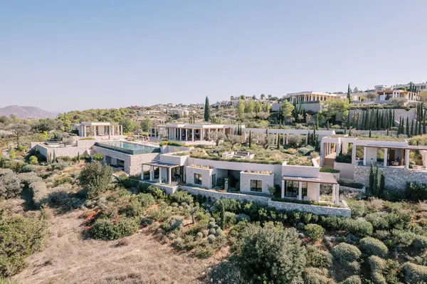 Tepede sütunları olan bir otel kompleksi. Amanzoe, Mora, Yunanistan. Drone. Yüksek kalite fotoğraf