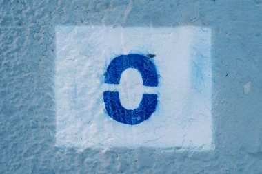 Dikdörtgen şeklinde mavi bir duvara sıfır numara çizilmiş. Yüksek kalite fotoğraf