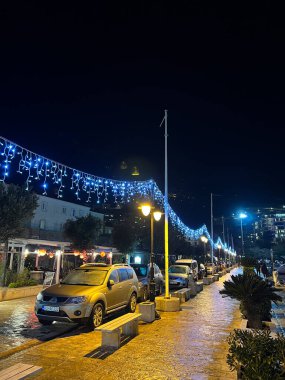 Park halindeki araçlar gece aydınlığında asfalt yol boyunca dururlar. Yüksek kalite fotoğraf