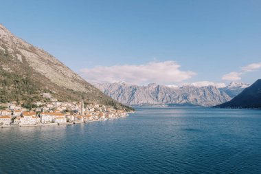 Dağların eteğindeki antik Perast kasabasının kıyısındaki deniz manzarası. Karadağ. Drone. Yüksek kalite fotoğraf