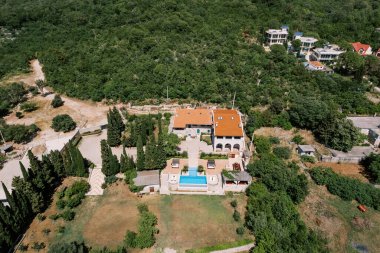 Tepedeki yeşil bir bahçede antik bir villanın önünde yüzme havuzu. Drone. Yüksek kalite fotoğraf