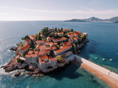 Kotor Körfezi 'ndeki Sveti Stefan adasında beyaz panjurlu antik taş evler. Karadağ. Drone. Yüksek kalite fotoğraf