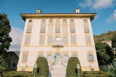 Antik Villa Canton 'un merdivenlerinde fenerli yeşil bahçe. Como Gölü, İtalya. Yüksek kalite fotoğraf