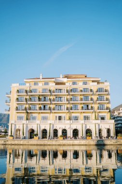 Deniz kıyısında pahalı bir Regent Otel. Porto, Karadağ. Yüksek kalite fotoğraf