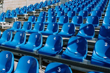 Stadyum boyunca katlarda sıralı mavi koltuklar düzenlenir. Yüksek kalite fotoğraf