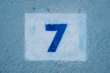 Dikdörtgen şeklinde mavi bir duvara yedi numara çizilmiş. Yüksek kalite fotoğraf