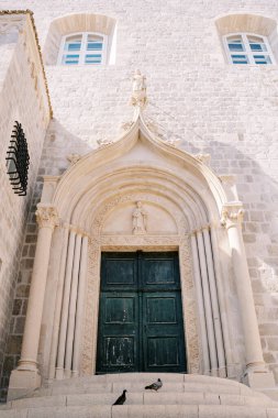 Dominik manastırının güney girişinin kemerli kapısı. Dubrovnik, Hırvatistan. Yüksek kalite fotoğraf