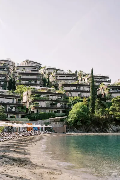 Dukley Oteli 'nin kumlu plajında güneşli sıralarda güneşlenirler. Budva, Karadağ. Yüksek kalite fotoğraf