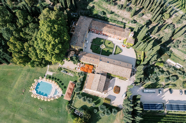 Вилла Cordevigo с бассейном и солнечными панелями на парковке. Верона, Италия. Дрон. Высокое качество фото